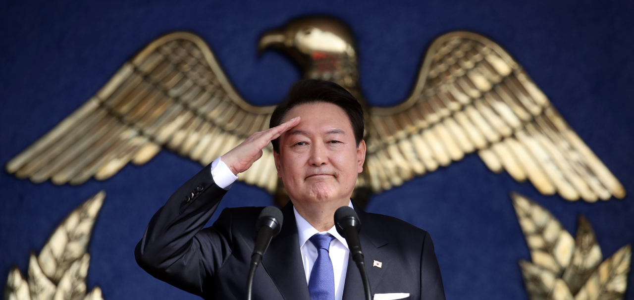윤석열 대통령이 10일 경상남도 창원시 진해구 해군사관학교에서 열린 제77기 졸업 및 임관식에서 축사 뒤 졸업생들의 경례를 받고 있다. [연합]