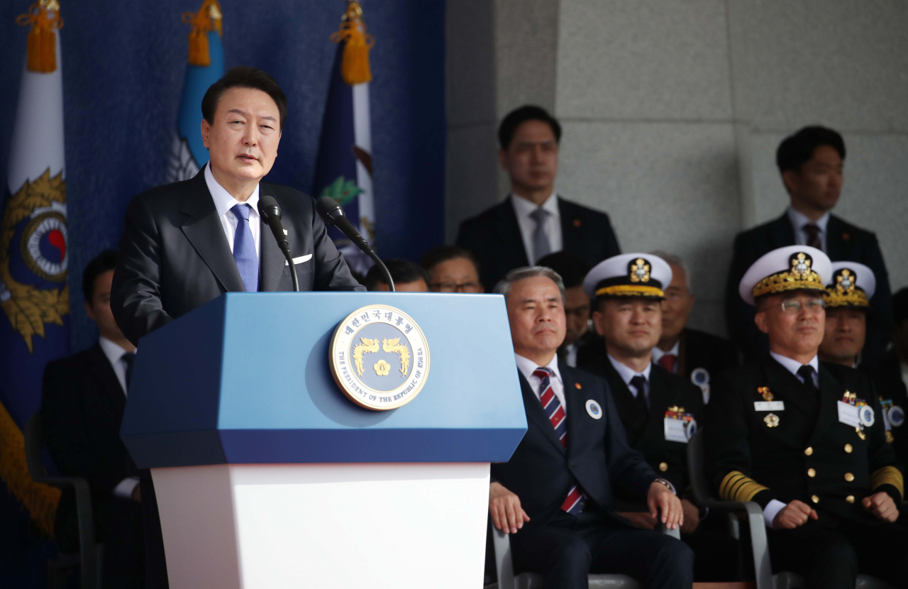 윤석열 대통령이 10일 경상남도 창원시 진해구 해군사관학교에서 열린 제77기 졸업 및 임관식에서 축사를 하고 있다. [연합]