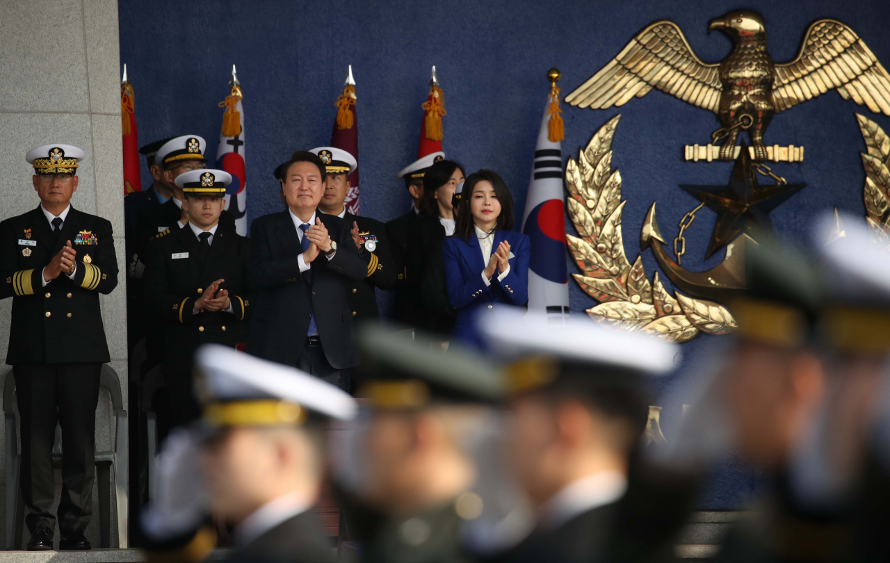 윤석열 대통령과 김건희 여사가 10일 경상남도 창원시 진해구 해군사관학교에서 열린 제77기 졸업 및 임관식에서 졸업생 및 사관생도들의 분열을 바라보며 박수치고 있다. [연합]