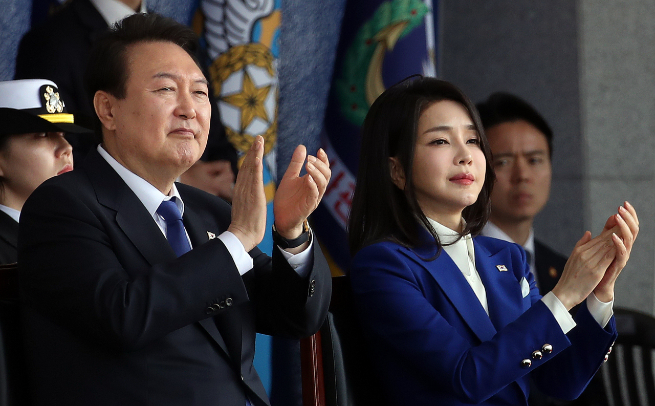 윤석열 대통령과 김건희 여사가 10일 경상남도 창원시 진해구 해군사관학교에서 열린 제77기 졸업 및 임관식에서 졸업생 및 사관생도들의 분열을 바라보며 박수치고 있다. [연합]