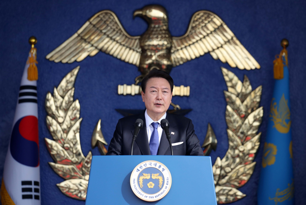 윤석열 대통령이 10일 경상남도 창원시 진해구 해군사관학교에서 열린 제77기 졸업 및 임관식에서 축사를 하고 있다. [연합]