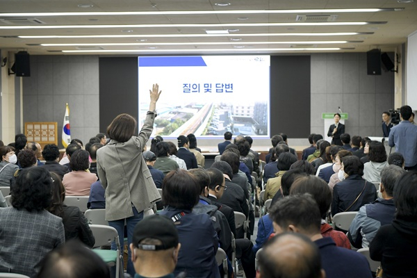 10일 경전선 도심 우회 후속조치 간담회가 열띤 분위기 속에 국제습지센터에서 열리고 있다. [순천시 제공]