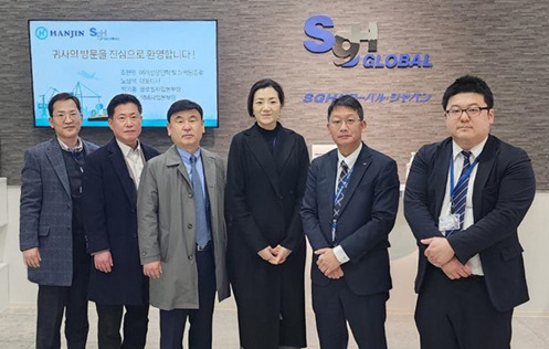 지난 2월 한진 노삼석(왼쪽 세 번째부터) 대표이사 사장과 조현민 미래성장전략 및 마케팅 총괄 사장이 일본 도쿄 소재의 사가와 글로벌 본사에 방문하여 관계자들과 기념촬영을 하고 있는 모습. [한진 제공]