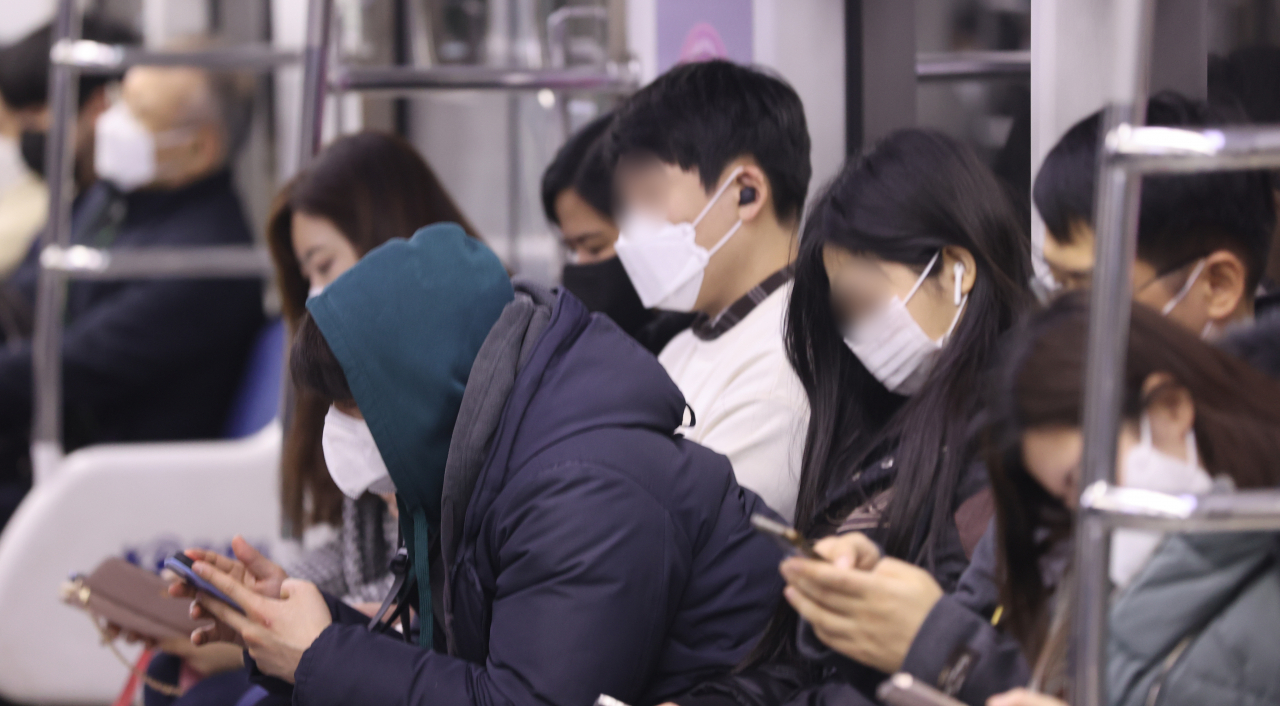 지하철 타고 있는 시민들[연합]