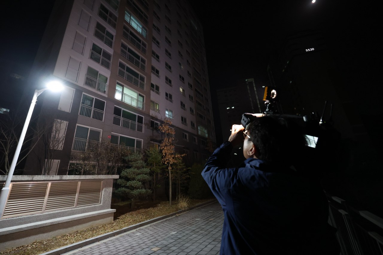 더불어민주당 이재명 대표의 경기지사 시절 초대 비서실장이 숨진 채 발견된 경기도 성남시 수정구의 자택 앞에서 10일 오전 취재진이 취재를 하고 있다. 경기 성남수정경찰서에 따르면 9일 오후 6시 45분께 경기도지사 전 비서실장 전모 씨가 자택에서 숨져 있는 것을 아내가 발견해 신고했다. 경찰은 현장 정황 증거 등을 토대로 일단 전씨가 극단적인 선택을 한 것으로 보고 수사 중이다. [연합]