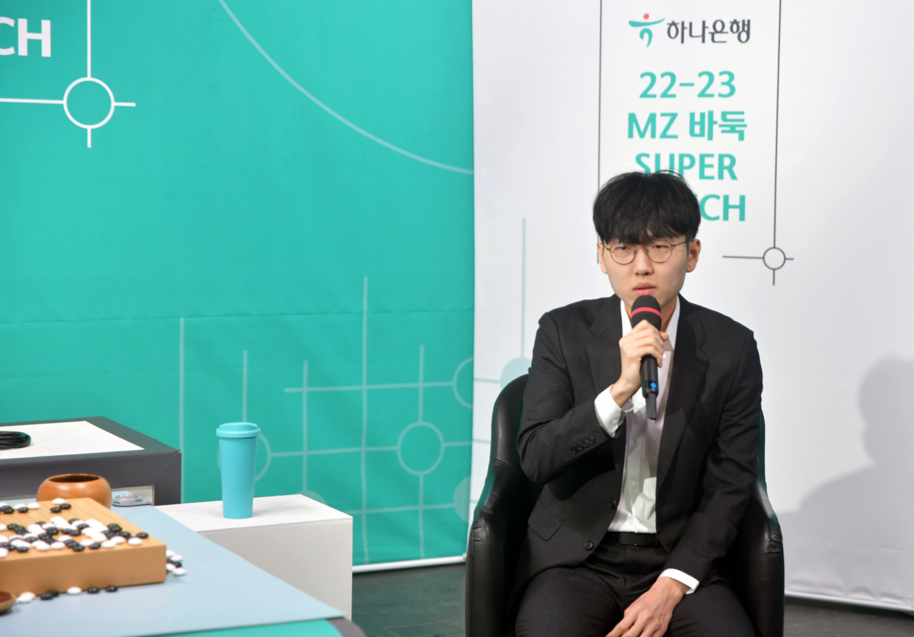 우승 직후 인터뷰하는 신진서.[한국기원 제공]