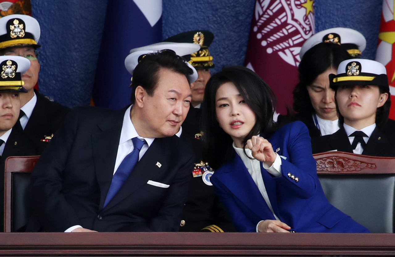 윤석열 대통령과 김건희 여사가 10일 경상남도 창원시 진해구 해군사관학교에서 열린 제77기 졸업 및 임관식에서 대화하고 있다. [연합]