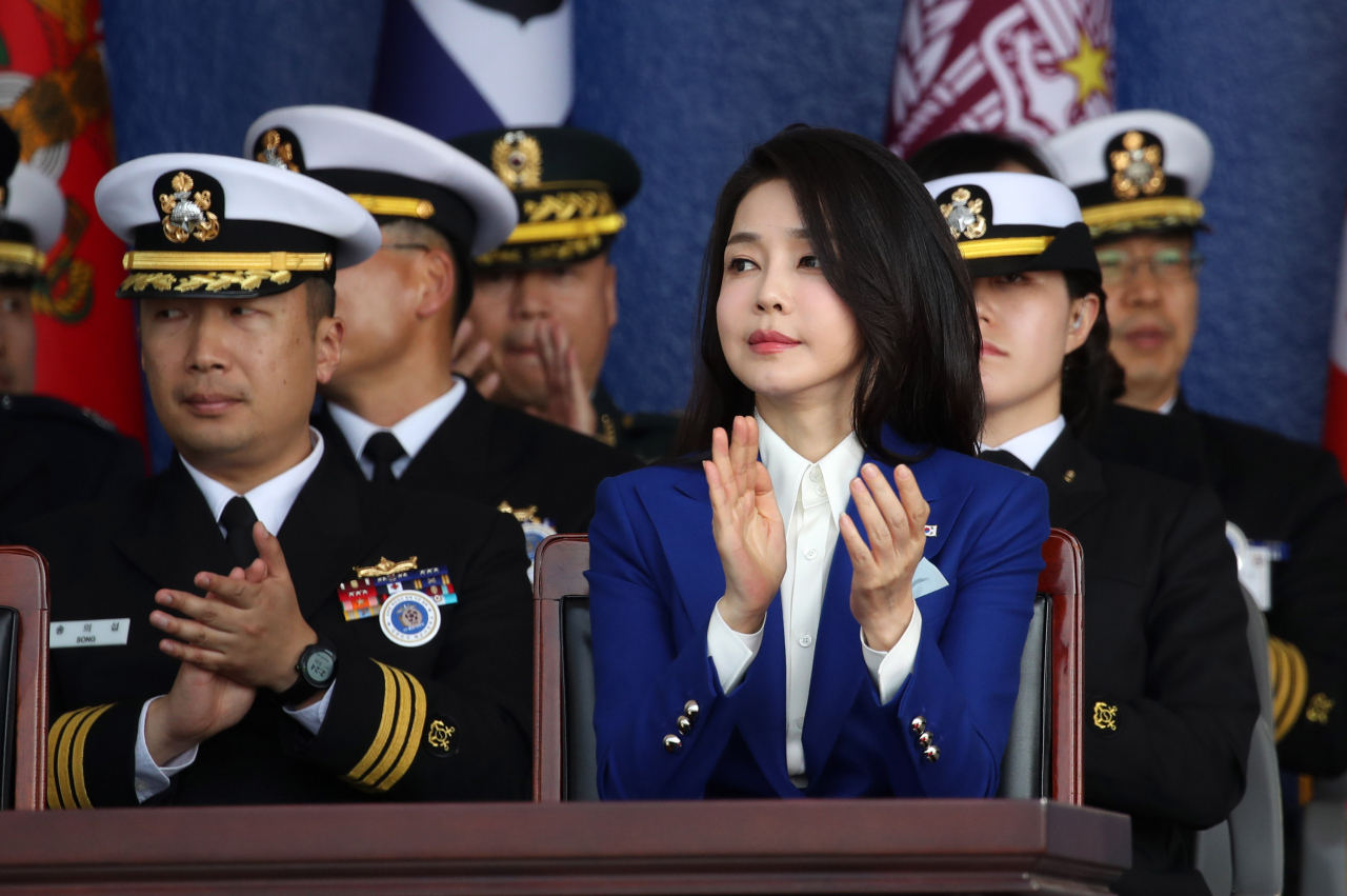 김건희 여사가 10일 경상남도 창원시 진해구 해군사관학교에서 열린 제77기 졸업 및 임관식에서 윤석열 대통령의 축사에 박수치고 있다. [연합]
