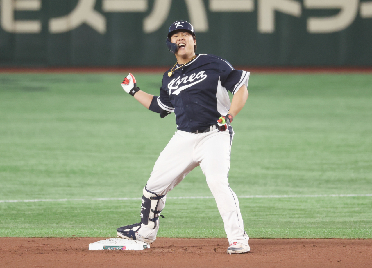 10일 오후 일본 도쿄돔에서 열린 2023 월드베이스볼클래식(WBC) B조 본선 1라운드 한국과 일본의 경기. 3회초 무사 상황에서 한국 강백호가 2루타를 친 뒤 환호하고 있다. [연합]