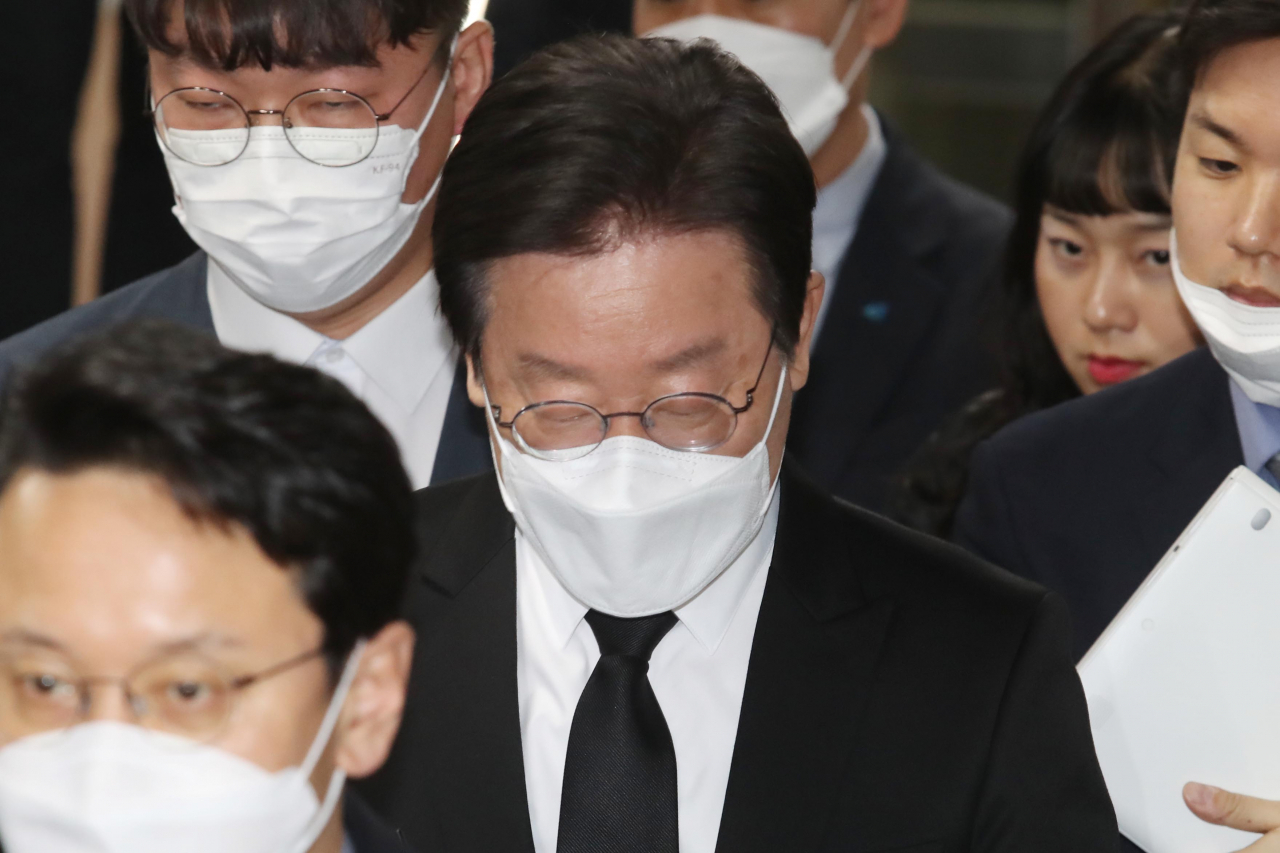 이재명 더불어민주당 대표가 지난 10일 오후 경기도지사 시절 초대 비서실장 전모 씨 빈소에서 조문을 마친 후 나오고 있다. [연합]