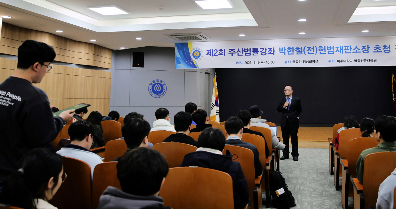학생들의 질문을 받고 있는 박한철 전 헌재소장