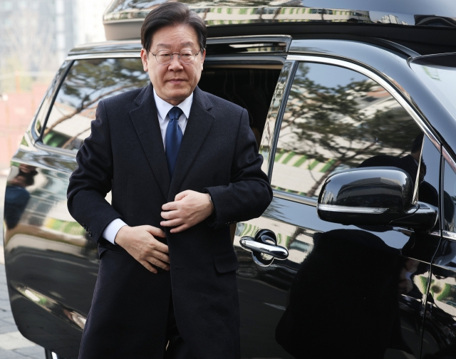 이재명 더불어민주당 대표가 10일 오전 경기도 수원시 경기도의회에서 열린 현장 최고위원회에서 참석하기 위해 차에서 내리고 있다. [연합]
