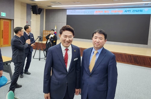 10일 순천을 찾아 기념 촬영하고 있는 노관규 시장(왼쪽)과 이윤상 국토부 철도국장. /박대성 기자.