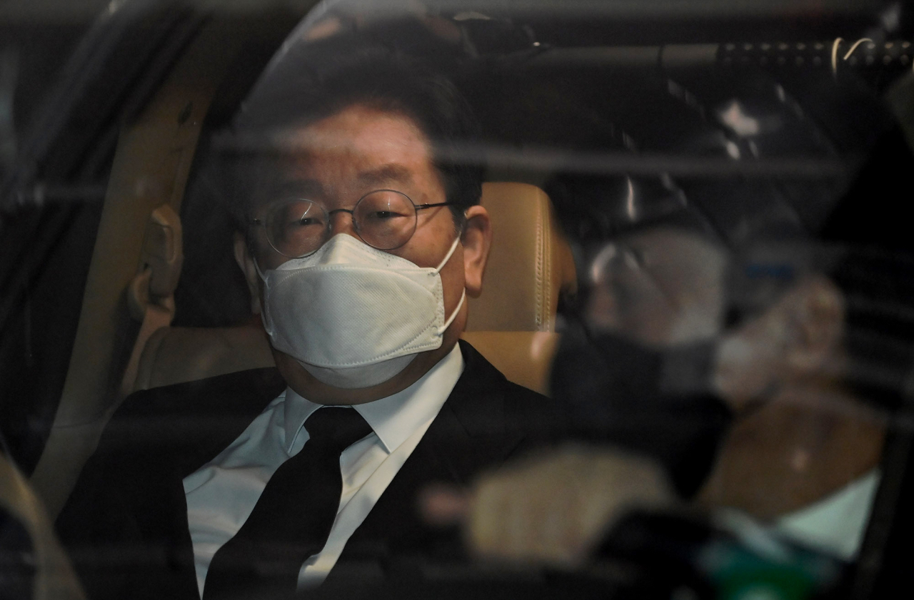 더불어민주당 이재명 대표가 10일 오후 경기도 성남시의료원에 마련된 경기도지사 시절 초대 비서실장 전모 씨 빈소에서 조문을 마친 후 차량에 탑승해 있다. [연합]