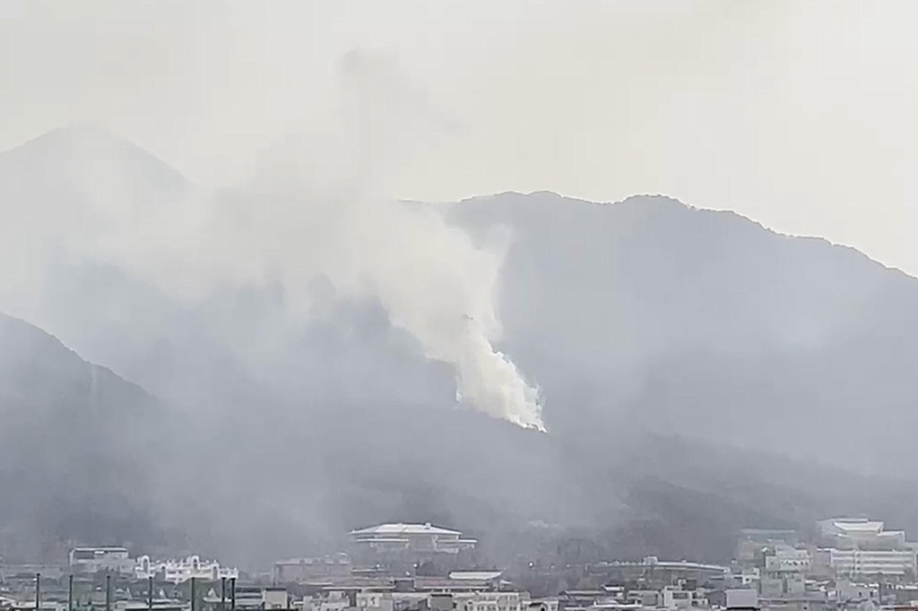 11일 대구 도심 인근 산에서 화재가 발생했다. [연합]