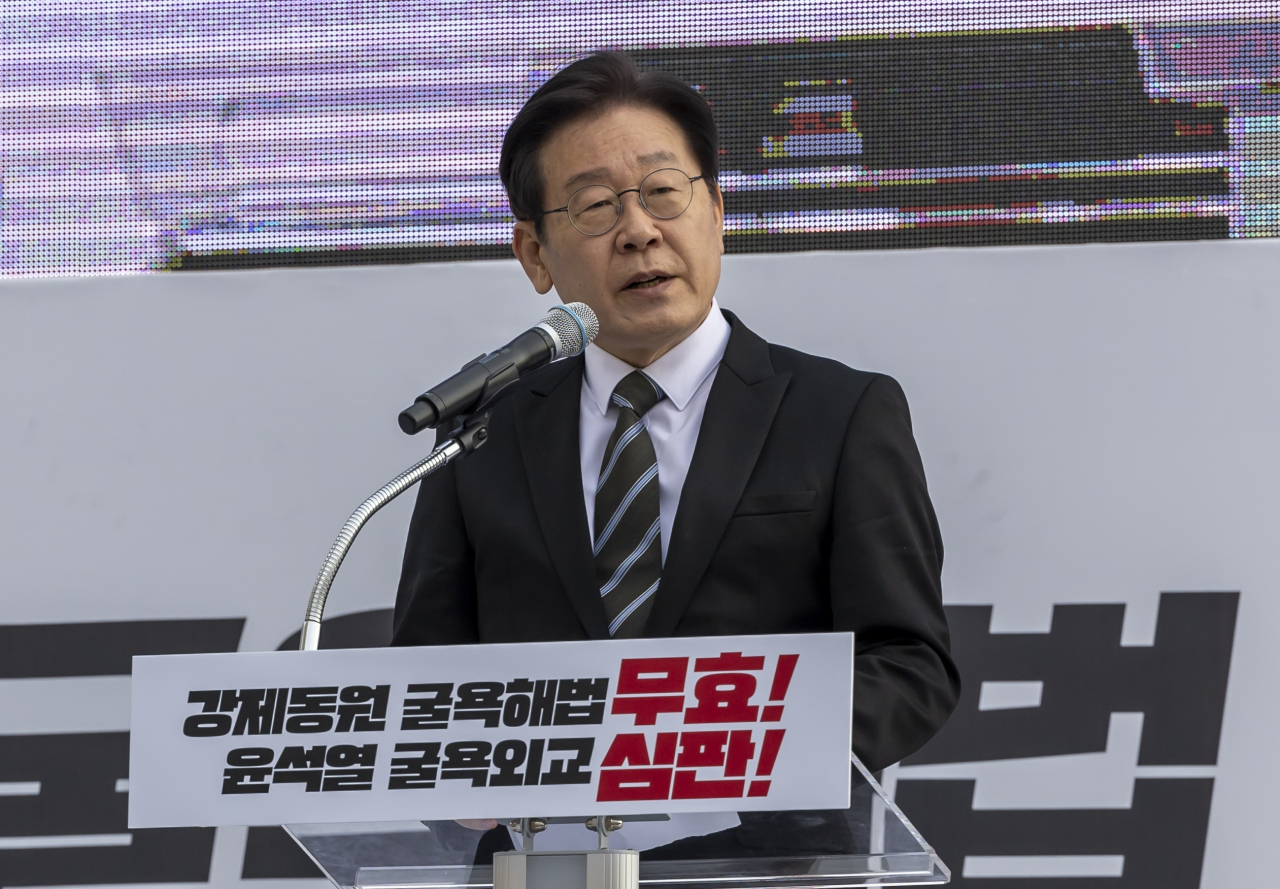 이재명 더불어민주당 대표가 11일 오후 서울시청 광장 동편에서 열린 ‘강제동원 굴욕해법 무효 촉구 2차 범국민대회’에서 발언하고 있다. [연합]