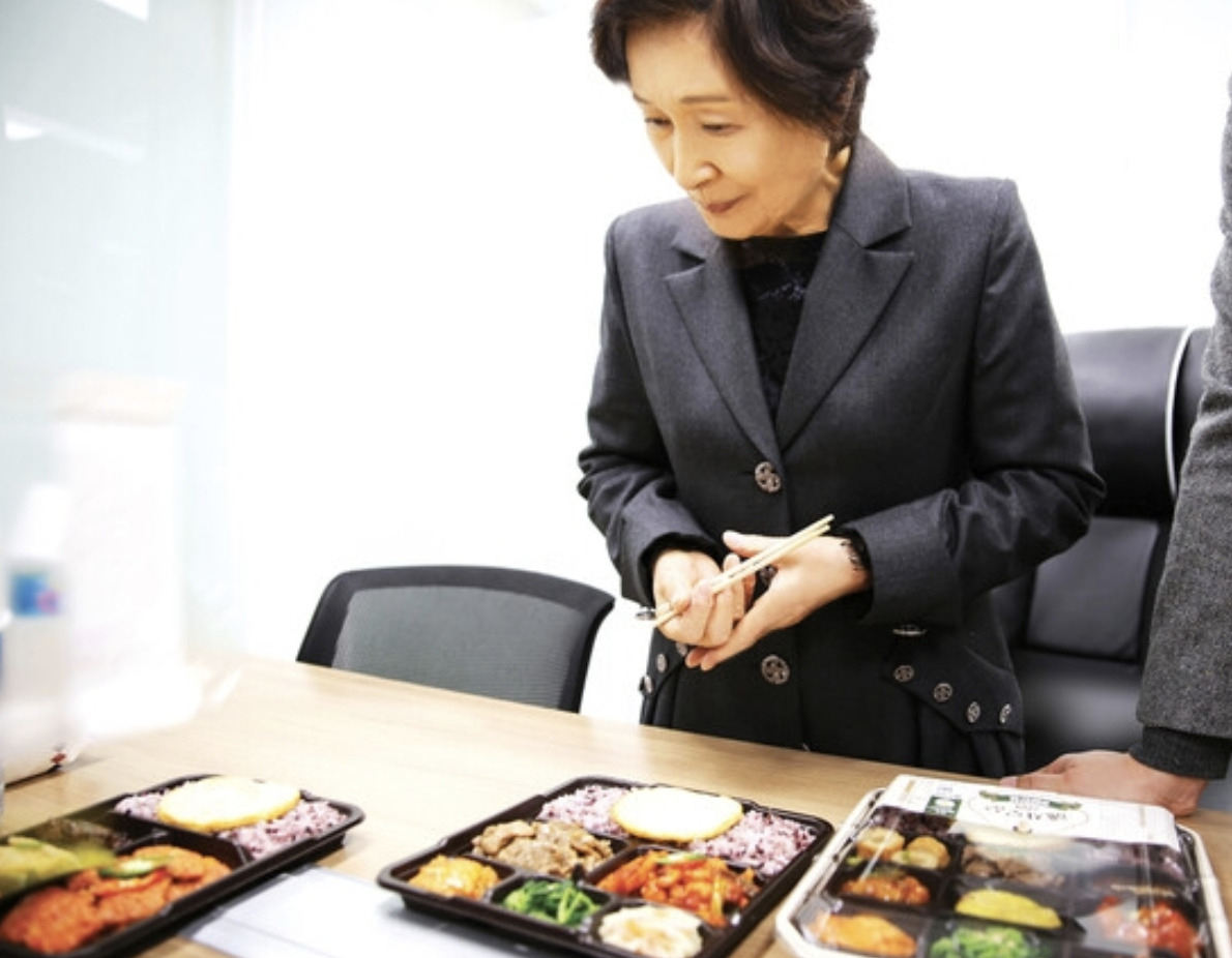 배우 김혜자가 ‘김혜자 도시락’ 출시 전인 지난달 1일 GS25 도시락 제조처를 방문해 도시락을 시식하고 있다. [GS리테일 제공]