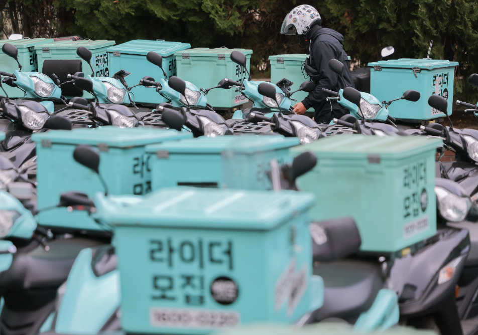 코로나19로 13년 전과 달리 배달음식이 보편화된 올해의 모습. 배달 오토바이가 줄지어 서 있다. [연합]