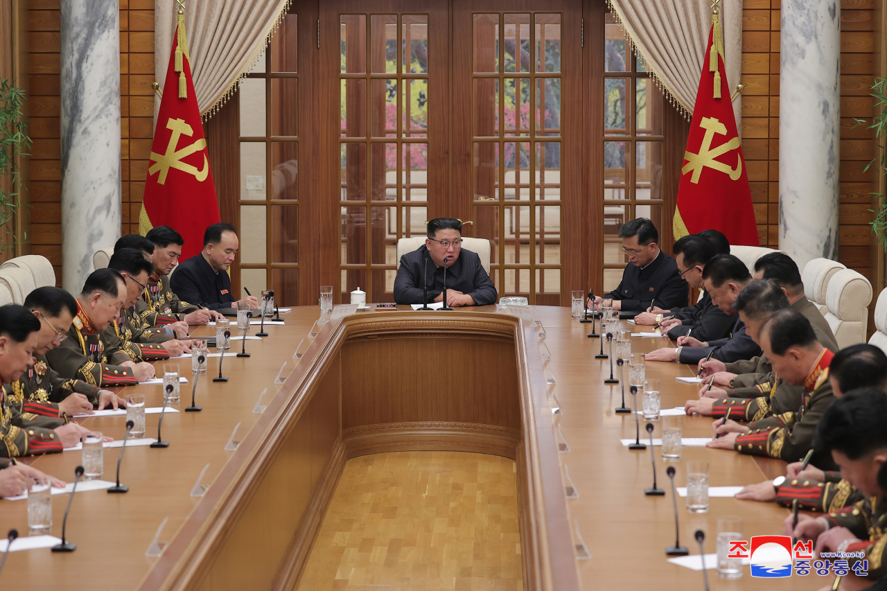 김정은(가운데) 북한 국무위원장 주재로 노동당 중앙군사위원회 제8기 제5차 확대회의를 열어 ‘전쟁억제력’의 활용을 위한 대응조치들을 논의 결정했다고 조선중앙통신이 12일 전했다. [연합]