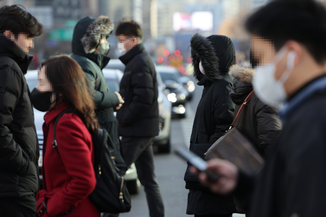 기온이 뚝 떨어지면서 ‘꽃샘 추위’가 시작된다. [연합]
