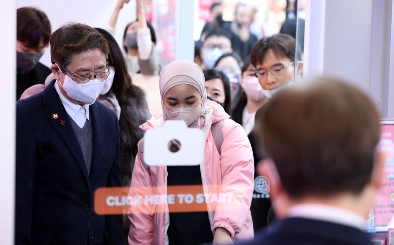 2023 코리아그랜드세일 명동웰컴센터 개소식에 참석한 박보균(왼쪽) 문체