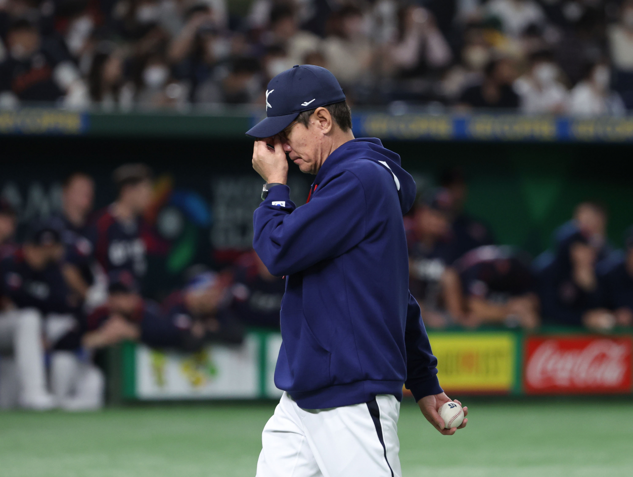 12일 오후 일본 도쿄돔에서 열린 2023 월드베이스볼클래식(WBC) B조 본선 1라운드 체코와 한국의 경기. 7회초 이강철 감독이 마운드를 방문한 뒤 더그아웃으로 향하고 있다. [연합]
