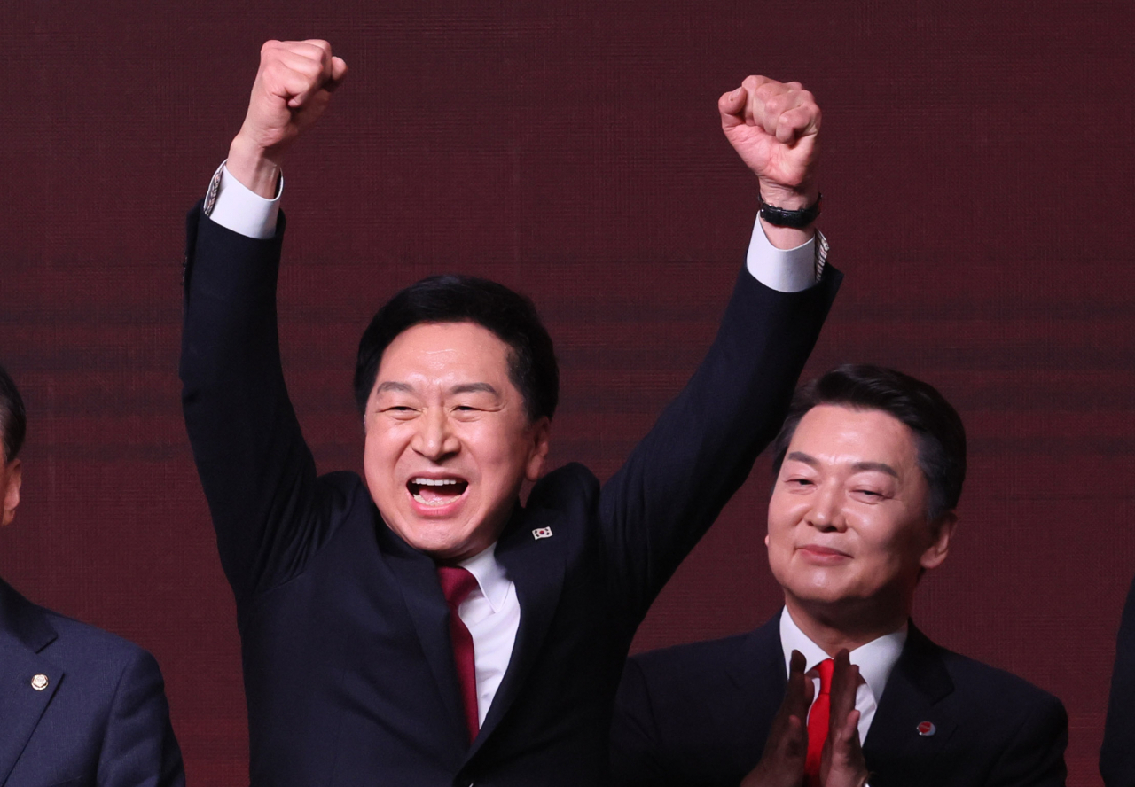 지난 8일 오후 경기도 고양시 일산 킨텍스에서 열린 국민의힘 제3차 전당대회에서 당선된 김기현 신임 당 대표가 환호하고 있다. 오른쪽은 안철수 당 대표 후보. [연합]