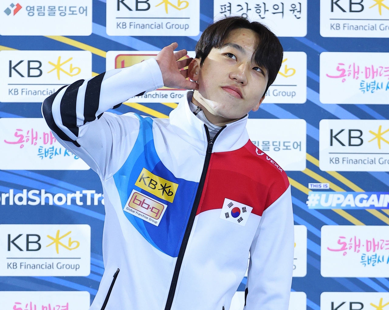 12일 남자 1000m 경기에서 금메달을 획득한 박지원이 세리머니를 하고 있다. 연합뉴스