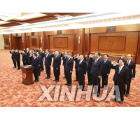 12일(현지시간)중국 베이징에서 국무원 장관, 위원회 위원장, 중앙은행 총재, 감사원장들이 헌법에 대한 충성을 맹세하고 있다.[신화]