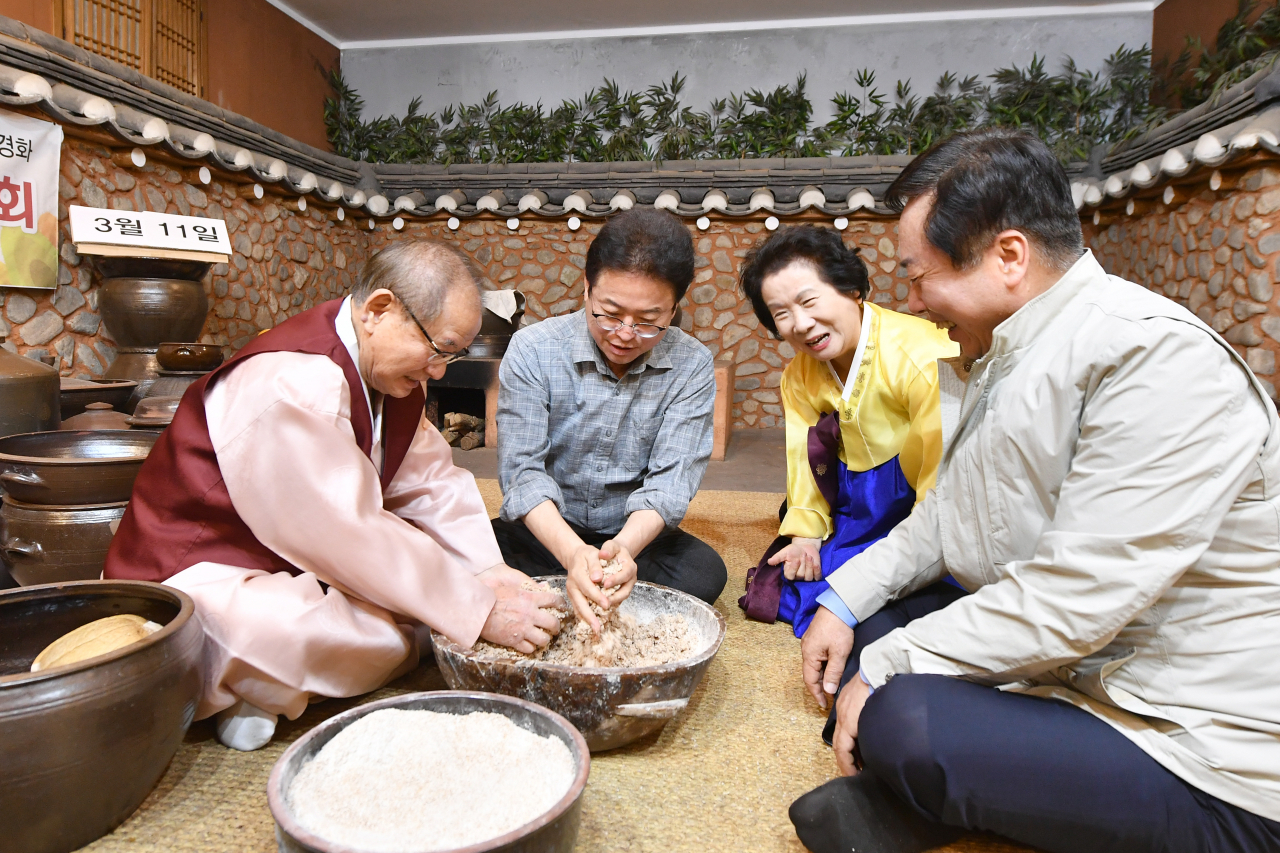 이철우 경북지사는 지난 11일 안동소주 제조현장인 '민속주 안동소주'를 방문했다.[경북도 제공]