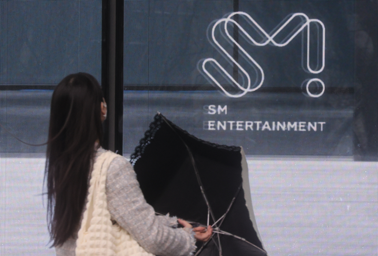 SM엔터테인먼트 인수전이 카카오가 경영권을 갖고 하이브는 플랫폼 협력을 하는 방향으로 마무리됐다. 하이브는 이 같은 내용으로 카카오와 합의에 성공해 SM엔터테인먼트 인수 절차를 중단한다고 지난 12일 발표했다. 사진은 이날 서울 성동구 SM엔터테인먼트 본사 모습. 연합뉴스