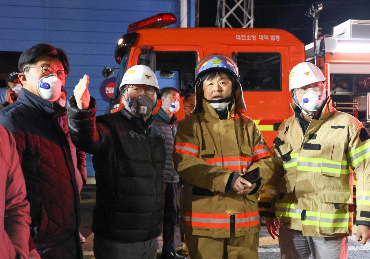 이장우 대전시장(좌측 2번째)이 화재가 발생한 한국타이어 대전공장 소방관계들과 현장 지휘를 하고 있다.