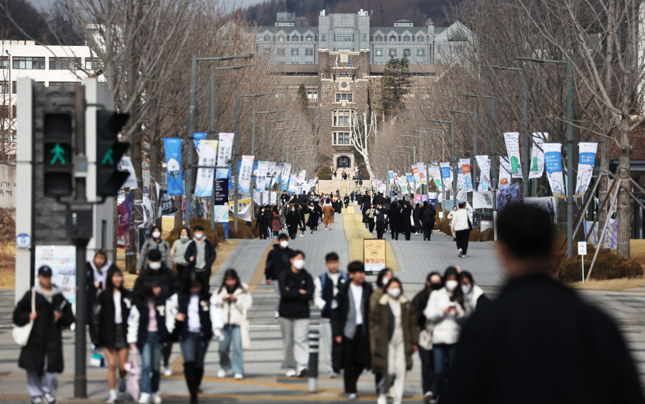 새학기를 맞은 서울의 한 대학교 캠퍼스가 학생들로 붐비고 있다. 사진은 기사 내용과 직접적 관련 없음. [연합]