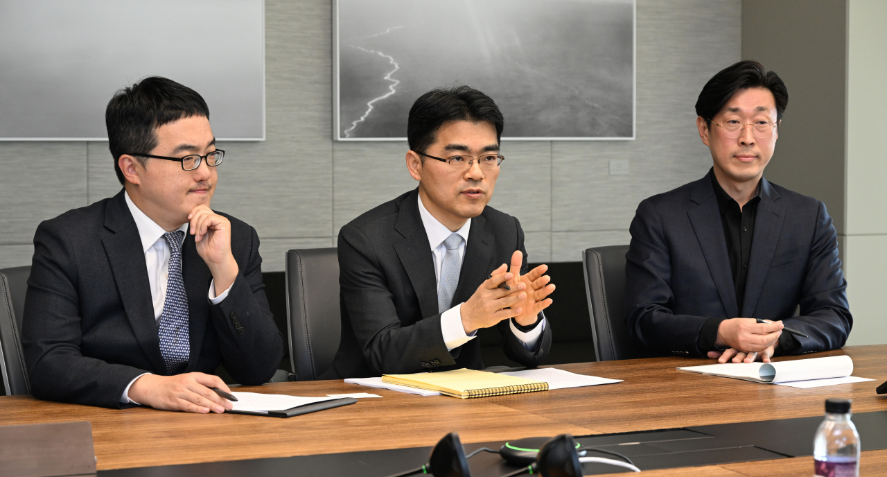 28일 서울 종로구 법무법인 태평양에서 김호진(왼쪽부터), 강동욱 변호사, 채승완 회계사가 헤럴드경제와 인터뷰를 하고 있다. 임세준 기자