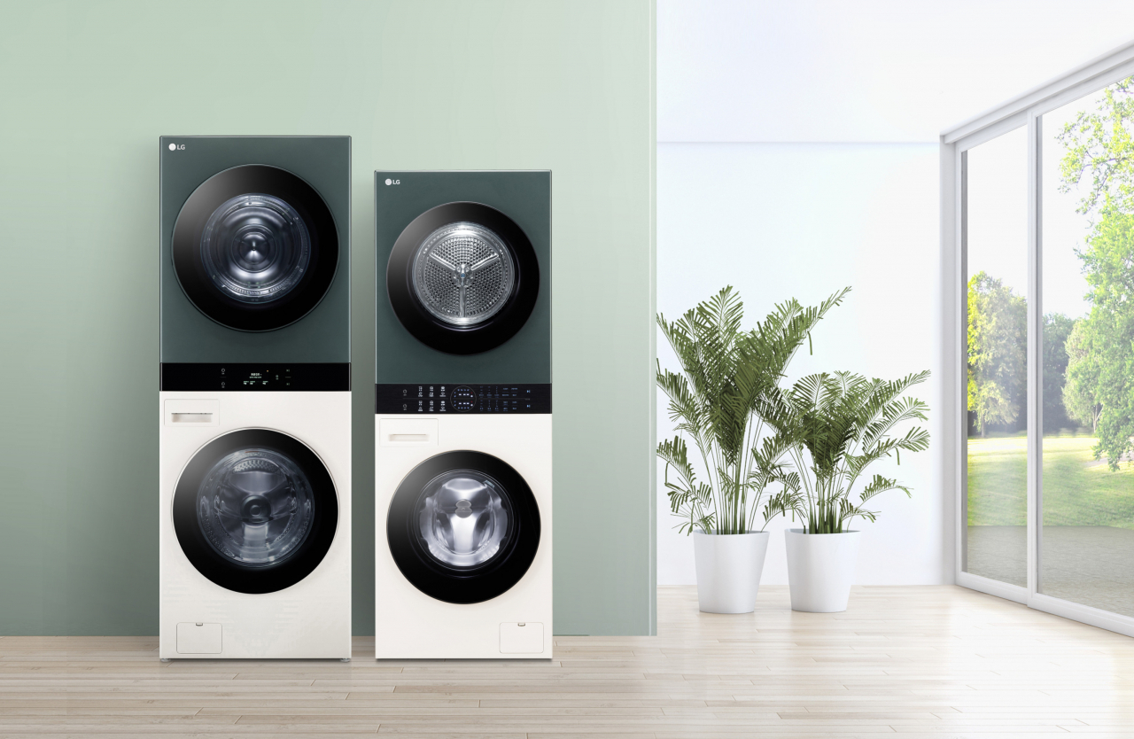 LG 트롬 워시타워(왼쪽)와 좁은 공간에도 설치 가능한 트롬 워시타워 컴팩트(오른쪽).[LG전자 제공]