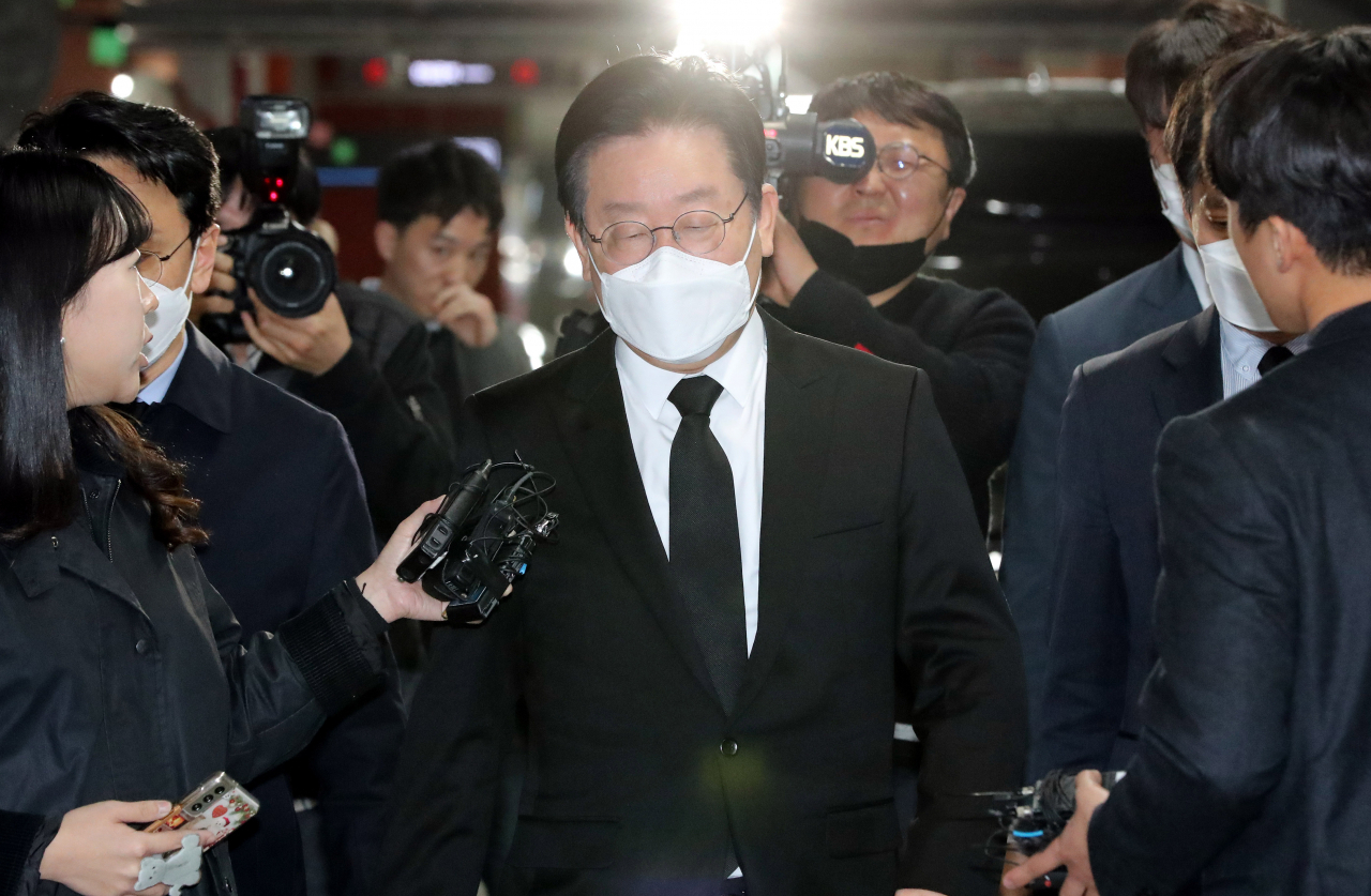 더불어민주당 이재명 대표가 10일 오후 경기도 성남시의료원에 마련된 경기도지사 시절 초대 비서실장 전모 씨 빈소 조문을 위해 이동하고 있다. [연합]