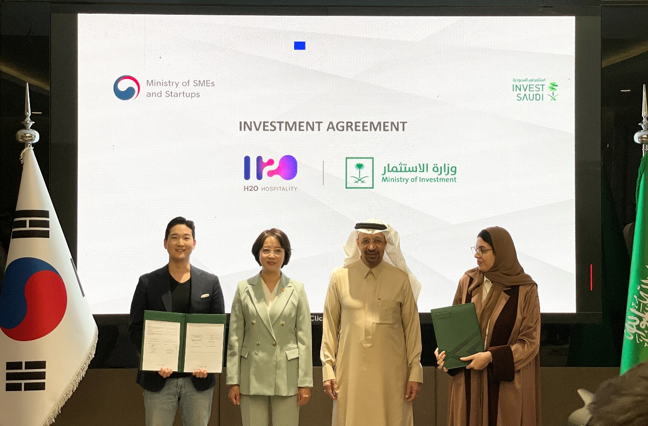 (왼쪽에서부터) 이웅희 H2O 대표, 이영 중기부 장관, 칼리드 알 팔리(Khalid A. Al-Falih)사우디 투자부 장관, 안와르 알샴마리(Anwaar M. Alshammari) 투자부 수석법률고문