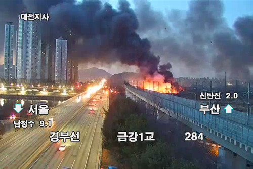 13일 오전 7시께 한국타이어 대전공장 인근 경부고속도로 CCTV에 찍힌 화재 화면. [도로공사 홈페이지 갈무리]