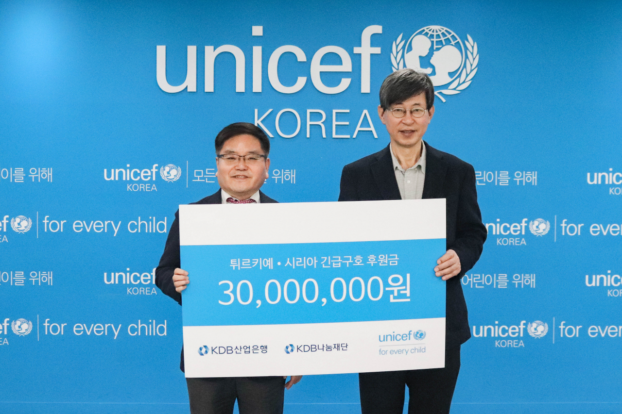 지난 10일 지경묵 KDB나눔재단 사무총장(왼쪽)과 이기철 유니세프한국위원회 사무총장(오른쪽)이 서울 마포구 유니세프한국위원회에서 진행된 지원금 전달식에 참석해 기념 촬영을 하고 있다.[KDB나눔재단 제공]
