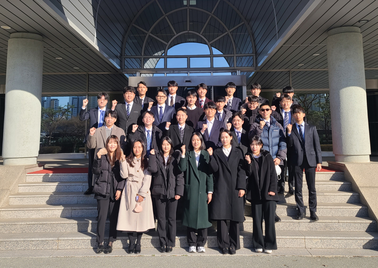 쌍용차에 입사한 신입 및 경력 사원들이 쌍용자동차 본관 앞에서 파이팅을 외치고 있는 모습. [쌍용차 제공]