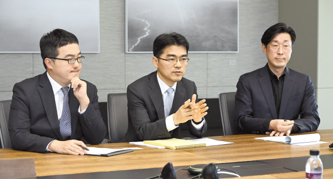 28일 서울 종로구 법무법인 태평양에서 김호진(왼쪽부터), 강동욱 변호사, 채승완 회계사가 헤럴드경제와 인터뷰를 하고 있다. 임세준 기자
