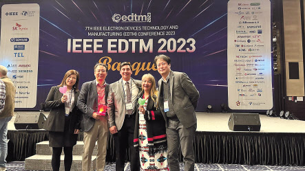 지난 10일 글로벌 반도체 학술대회 ‘IEEE EDTM 2023’ 뱅큇 행사에 참여한 김미소(왼쪽부터) 성균관대 교수, 송창록 SK하이닉스 부사장, 존 하디, 홀 멜린다 하디, 최리노 인하대 교수.[SK하이닉스 제공]