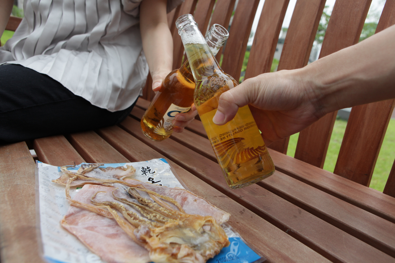 통풍은 비만이면서 술을 많이 마시는 중년 남성에게서 많이 생기는데, 이는 비만 자체가 체내 요산 생성을 증가시키고 신장 기능은 나이가 들면서 점차 떨어져 요산 배설이 원활하지 않기 때문이다.