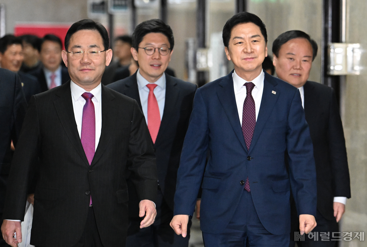 13일 서울 영등포구 여의도 국회에서 국민의힘 최고위원회의가 열려 김기현 대표를 비롯한 지도부가 회의실로 들어서고 있다. 임세준 기자