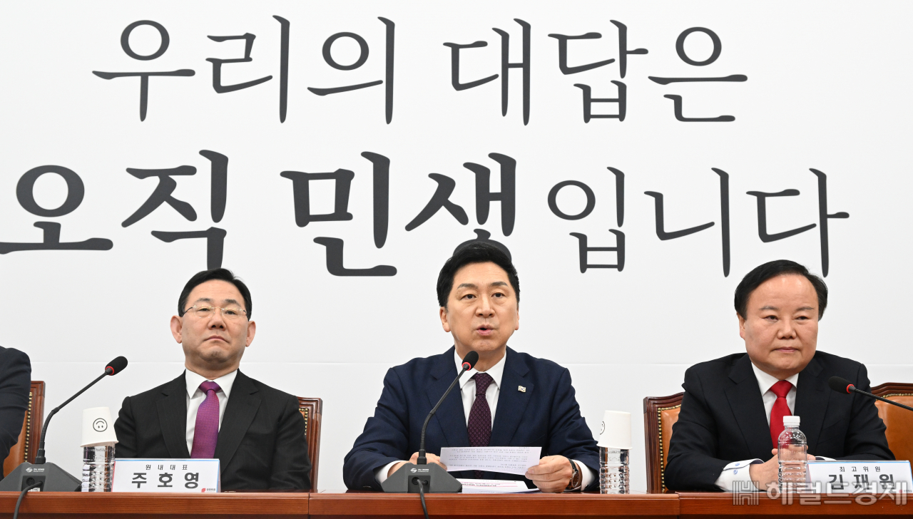 13일 서울 영등포구 여의도 국회에서 국민의힘 최고위원회의가 열려 김기현(가운데) 대표가 발언하고 있다. 임세준 기자