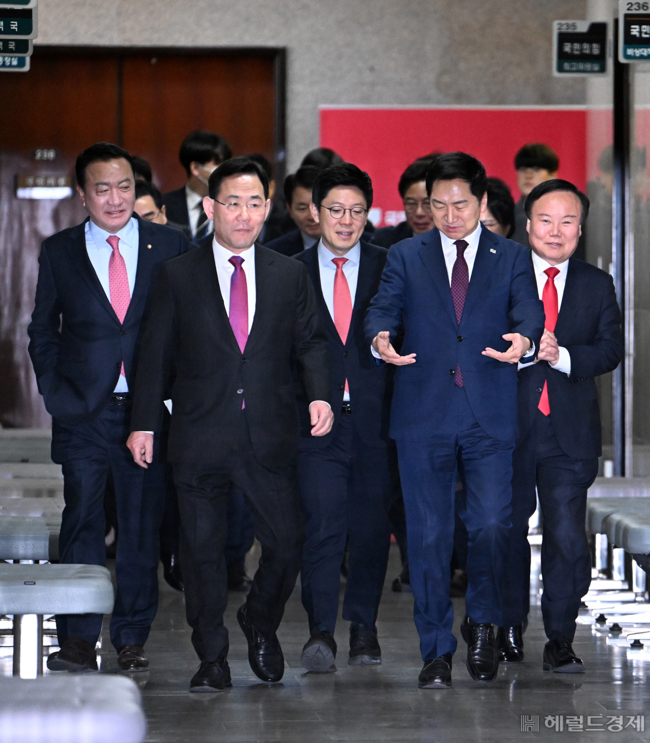 13일 서울 영등포구 여의도 국회에서 국민의힘 최고위원회의가 열려 김기현 대표를 비롯한 지도부가 회의실로 들어서고 있다. 임세준 기자