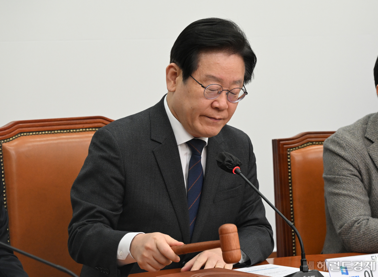 13일 서울 영등포구 여의도 국회에서 더불어민주당 최고위원회의가 열려 이재명 대표가 발언하고 있다. 임세준 기자