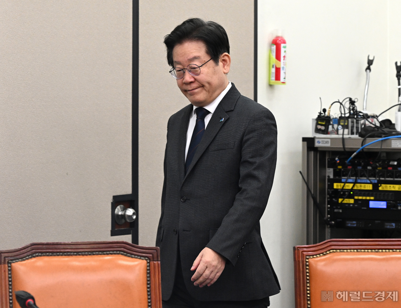 13일 서울 영등포구 여의도 국회에서 더불어민주당 최고위원회의가 열려 이재명 대표가 회의실로 들어서고 있다. 임세준 기자