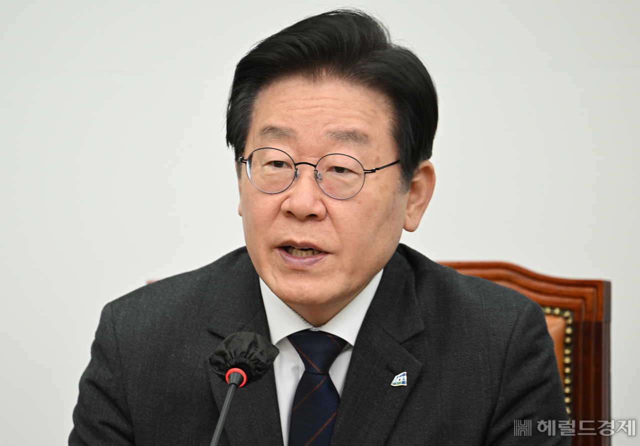 13일 서울 영등포구 여의도 국회에서 더불어민주당 최고위원회의가 열려 이재명 대표가 발언하고 있다. 임세준 기자