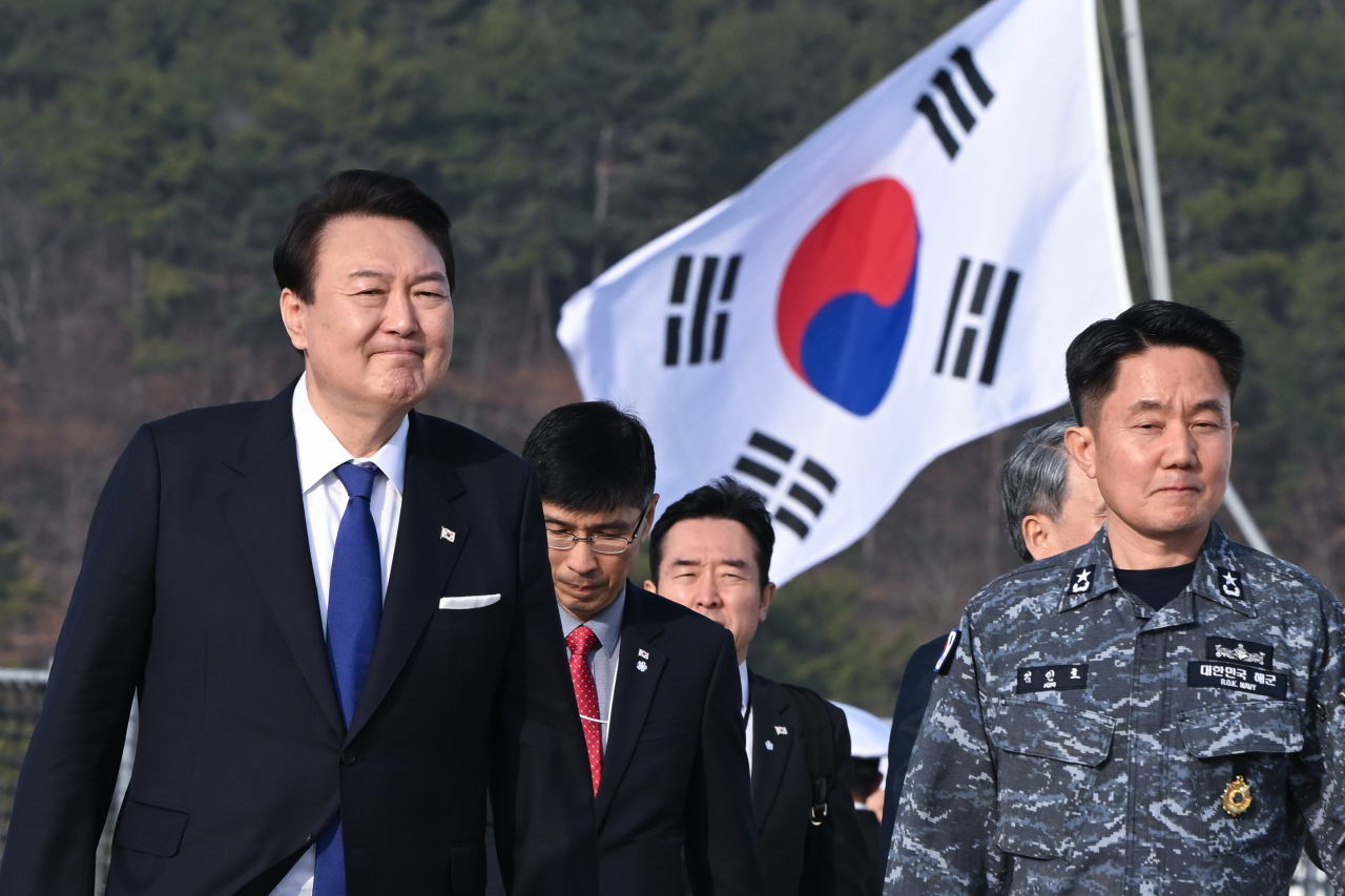 윤석열 대통령이 10일 경상남도 창원시 해군 진해기지 내에 정박 중인 우리 해군의 첫 이지스구축함인 세종대왕함을 방문하고 있다. [연합]